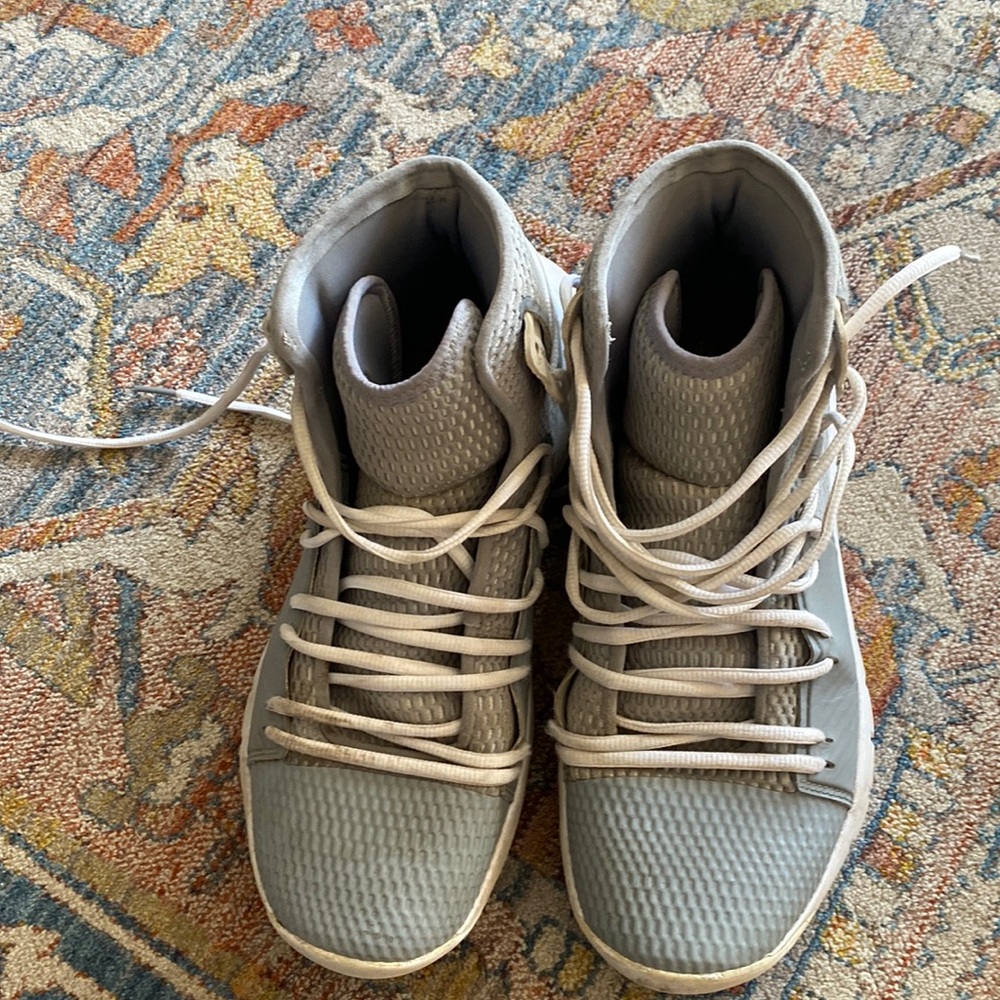 Under Armour gently used basketball sneakers size 10